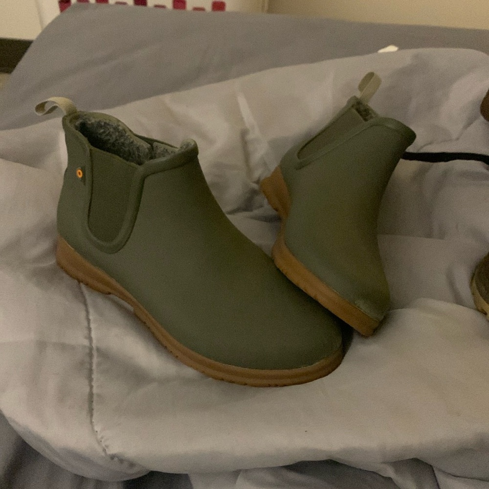Bogs waterproof shoes like new. Just need wiped off